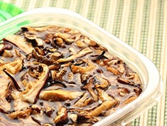 干しシイタケの戻し汁はうまみの宝庫! 干しシイタケの戻し汁はうまみの宝庫!