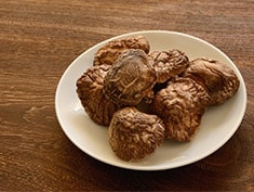 干し椎茸と生椎茸、どう違うの? 干し椎茸と生椎茸、どう違うの?