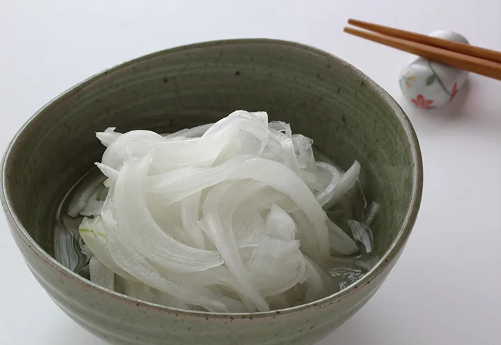 新玉ねぎと普通の玉ねぎ、辛味をくらべてみます