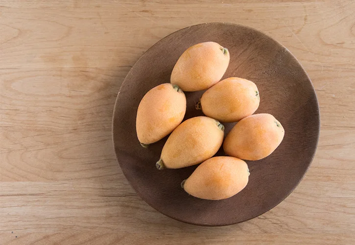 果肉がやわらかくてみずみずしい、びわの皮の剥き方