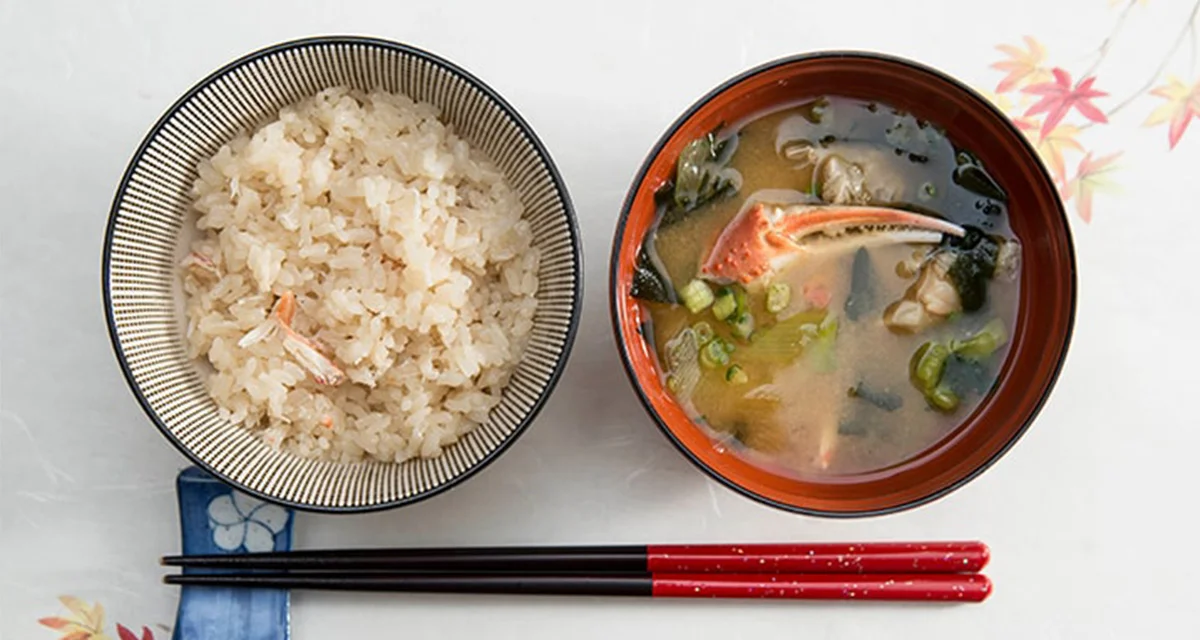 身も甲羅も使って！絶品松葉ガニの炊き込みご飯とお味噌汁
