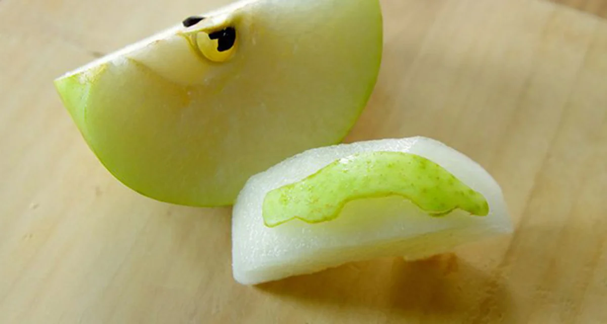 梨のむき方も一工夫！秋のお弁当には、かわいい梨を添えて