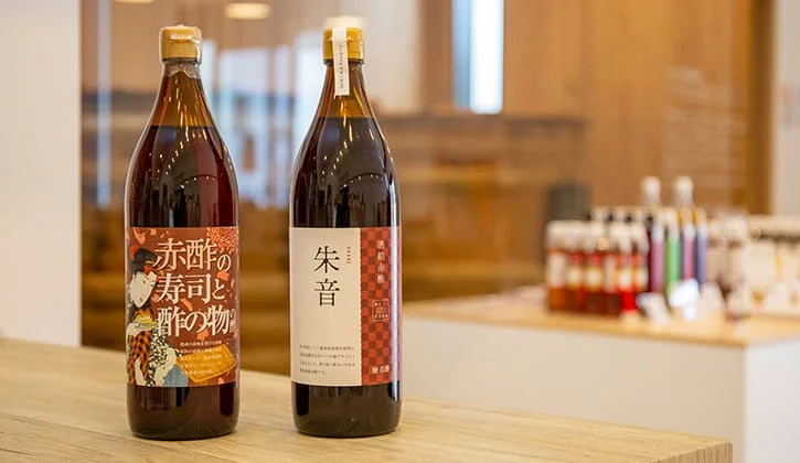 桶で菌の力を利用してじっくり熟成する、まろやかな「MIKURA酢」