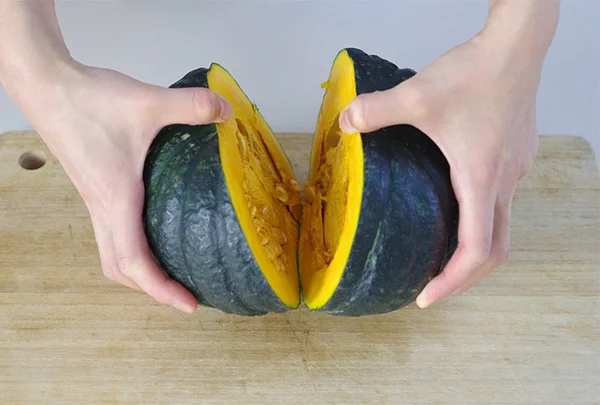 丸ごとカボチャの切り方・皮のむき方