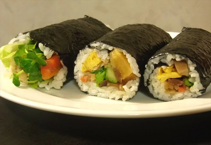 恵方巻を切る
