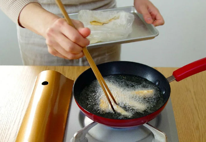 たけのこを揚げる