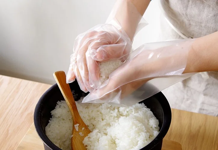 塩むすびの作り方