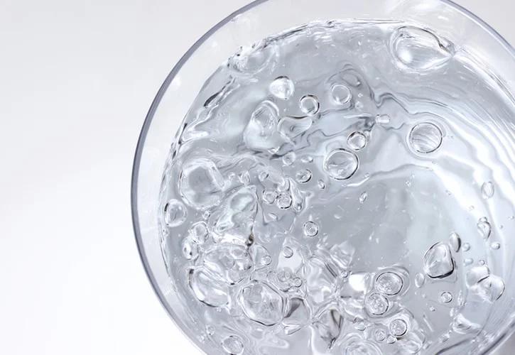寝る前に白湯を飲む