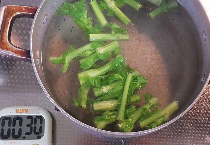 菜の花の軸をゆでる