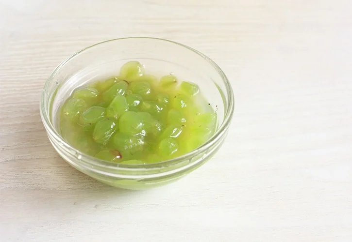 デラウェアの皮を外す