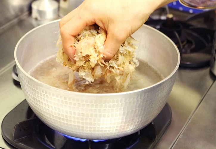 鰹節をなべに入れる