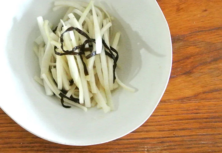 大根の皮の塩昆布和え