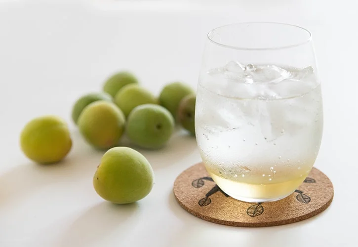 梅ジュースを飲む