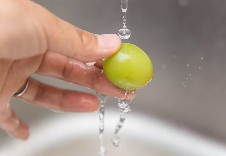 ぶどうを水にさらす