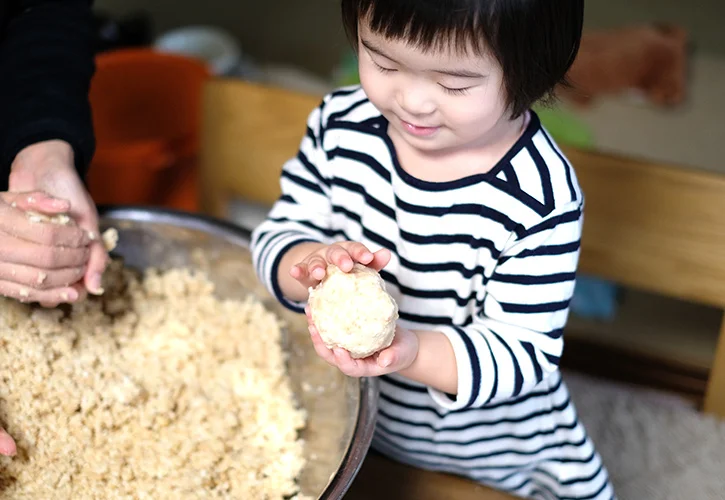 子供と味噌を作る