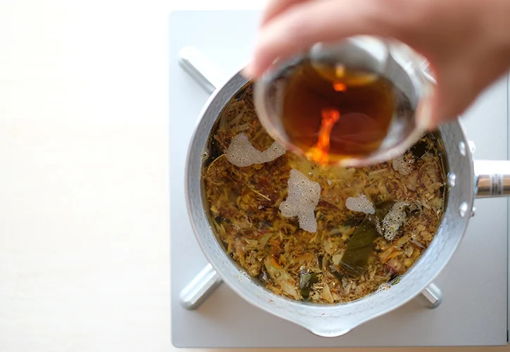 醤油を入れる