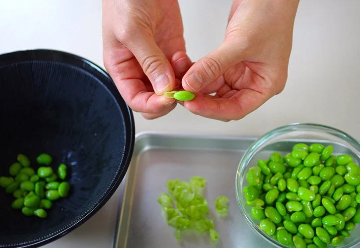 枝豆を剥く