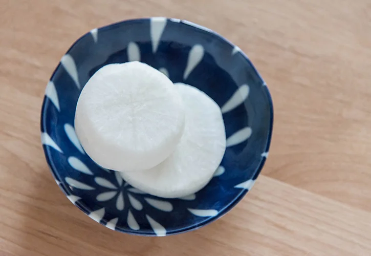 大根を煮る