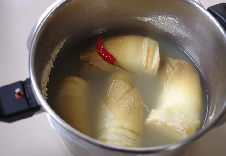 圧力鍋でたけのこを茹でる