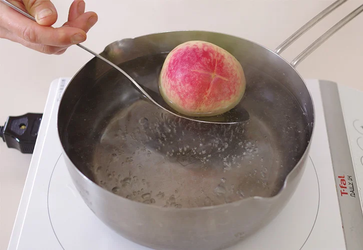 桃を鍋に入れて30秒転がす