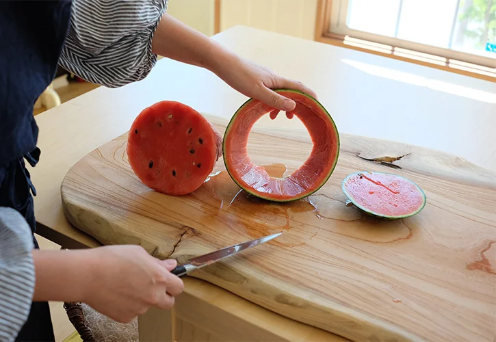 すいかの中身をくり抜く