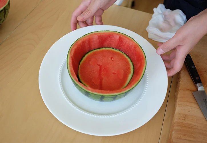 すいかの皮をお皿に