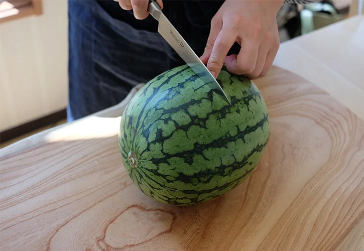 すいかを半分に切る