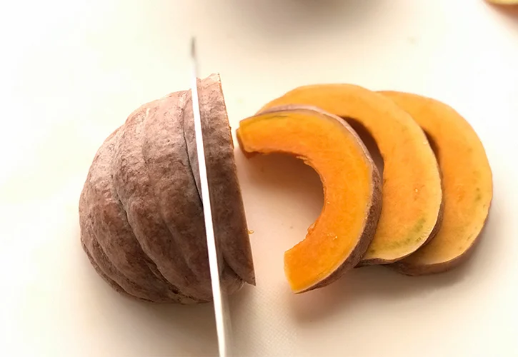 かぼちゃを薄く切る