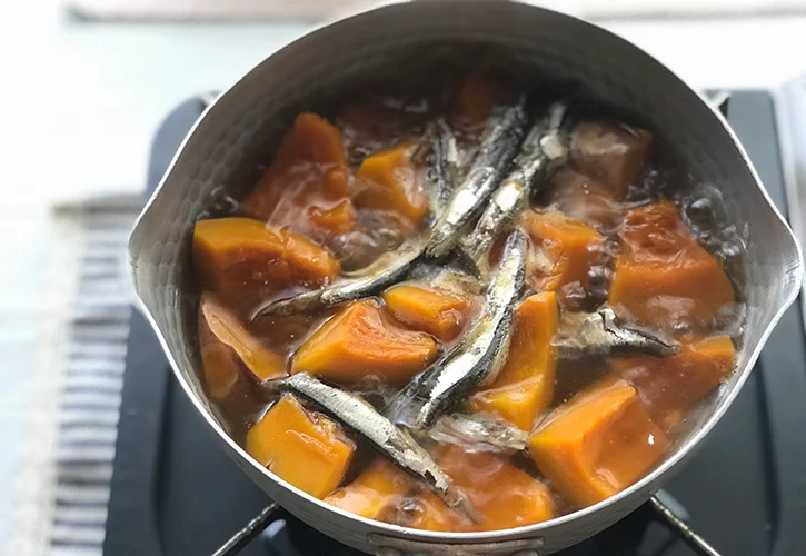 かぼちゃの煮物をいりこだしで炊く