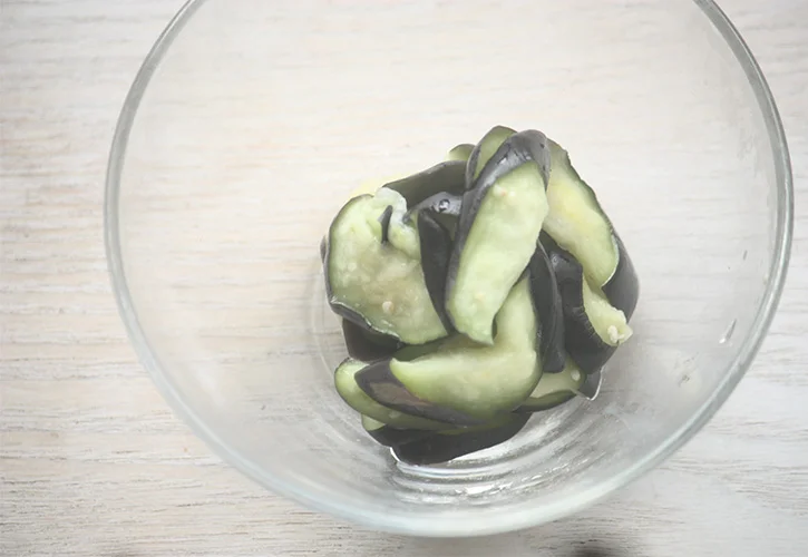 茄子を塩もみ