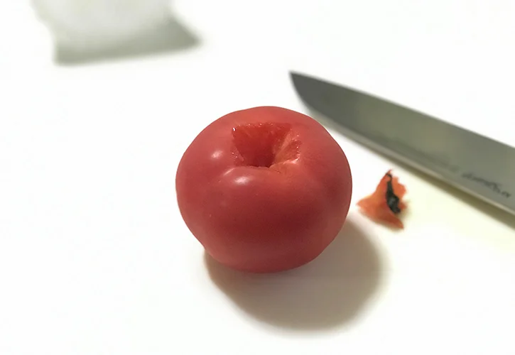 トマトのへたを取る
