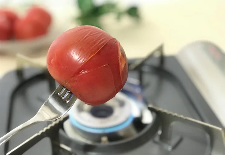 トマトコンロで皮むき