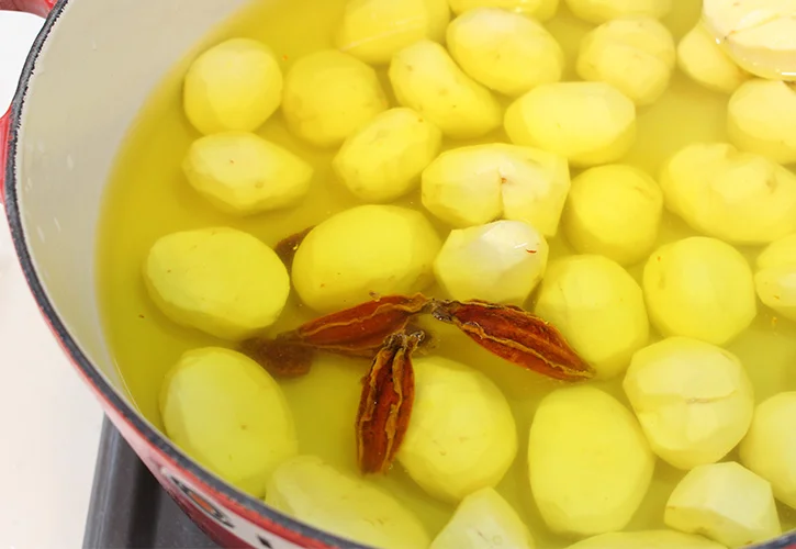 栗の甘露煮にはくちなしを使う