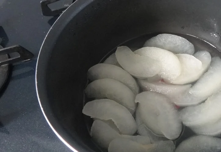 梨を煮る