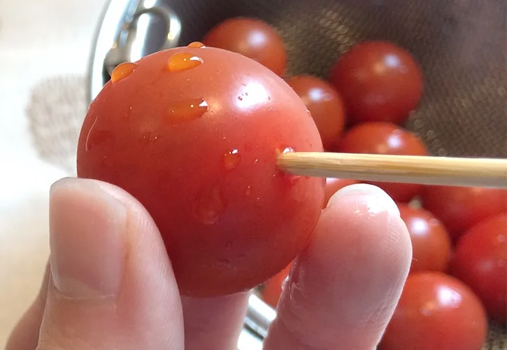 ミニトマトに穴をあける