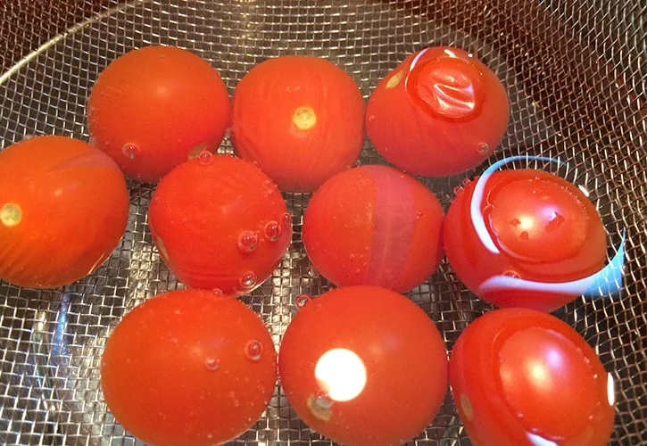 ミニトマトを冷水につける
