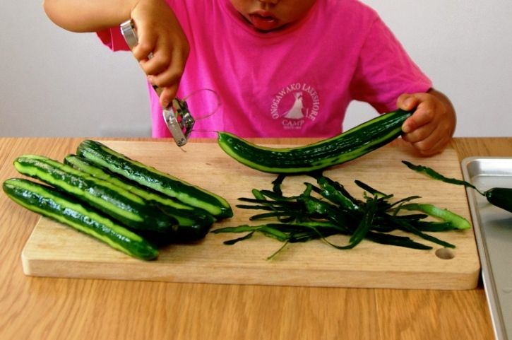きゅうりの皮を縞目むく