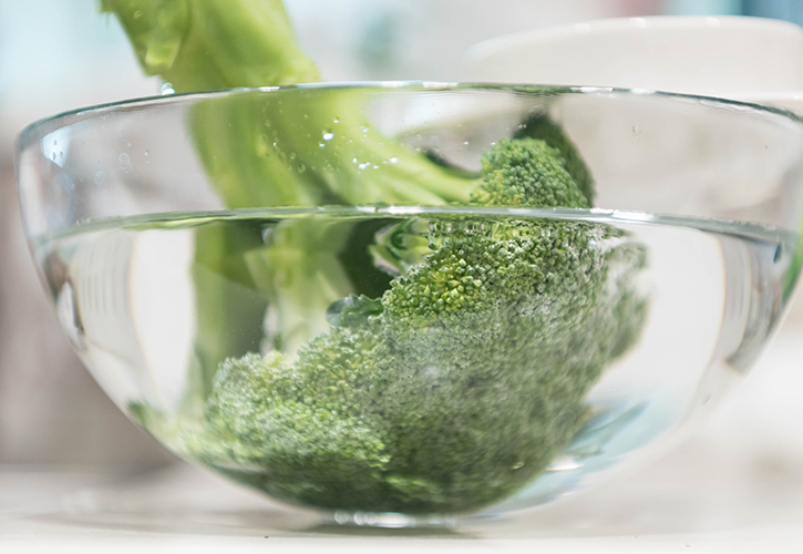 ブロッコリーを洗う