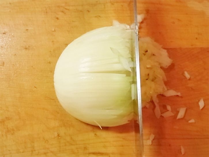 玉葱をみじん切りする方法
