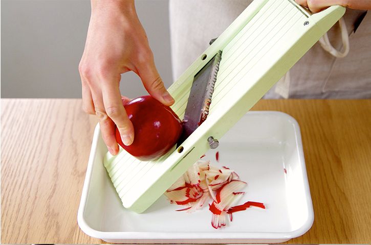 りんごをスライサーに