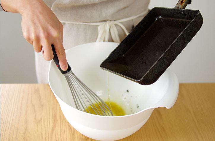 サラダのドレッシング作り