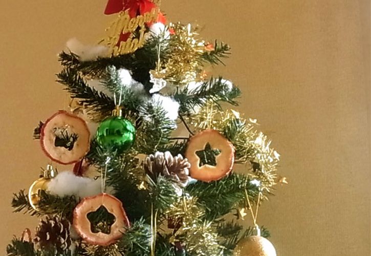 干しリンゴでクリスマスツリー