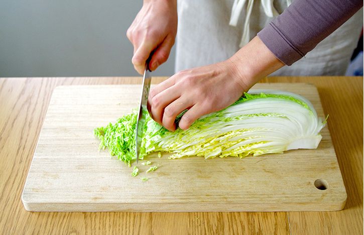 白菜を切る