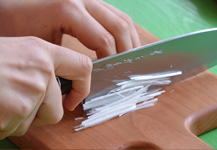 白ネギを細かく千切りにする