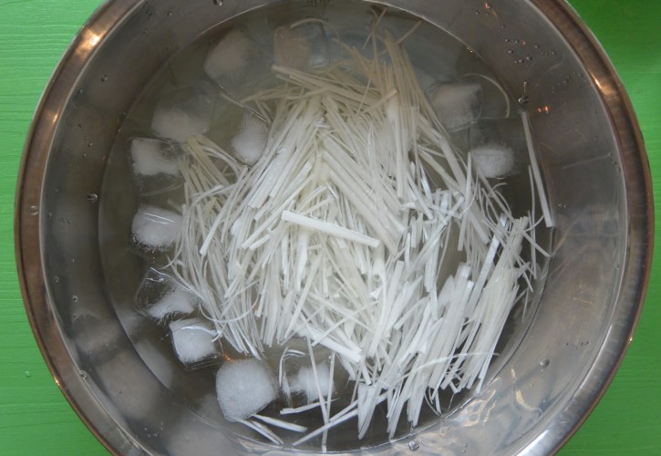 白髪ねぎを冷水でしめる