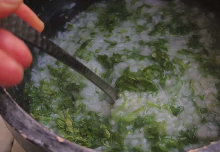 七草を刻んで入れる