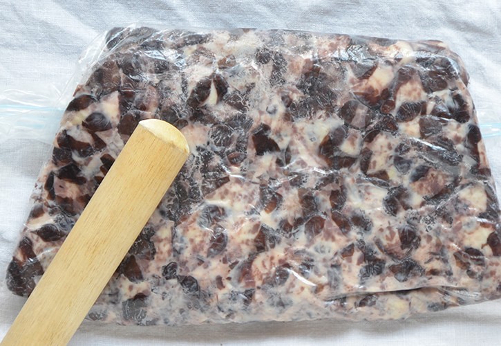 袋に入れてつぶす