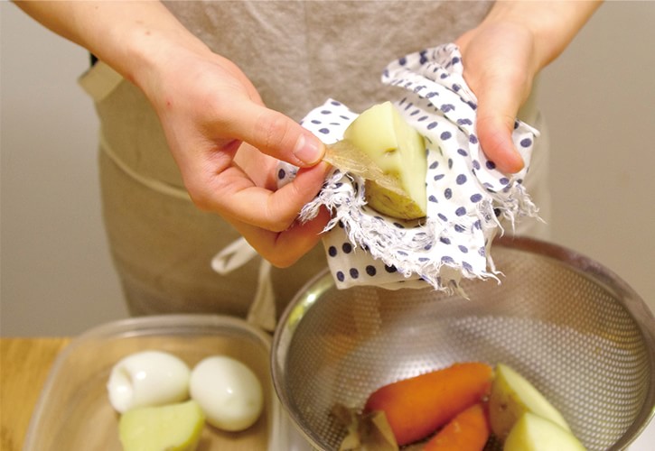 新じゃがの皮をむく