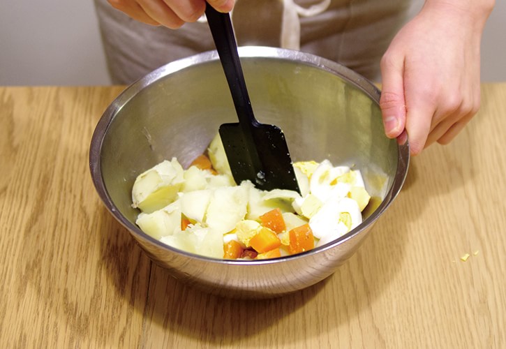 新じゃがをまぜる