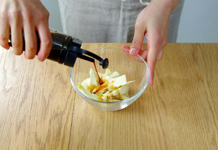 たけのこに下味をつける